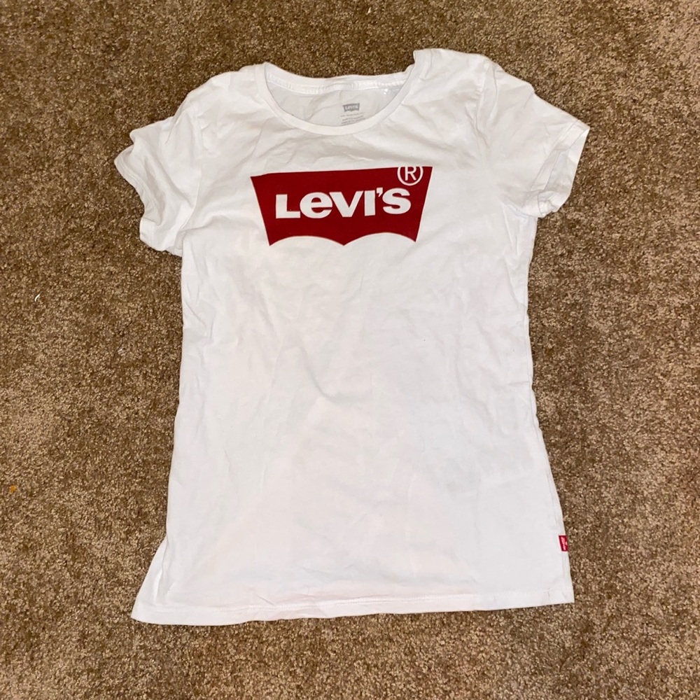 White Levi’s t-shirt